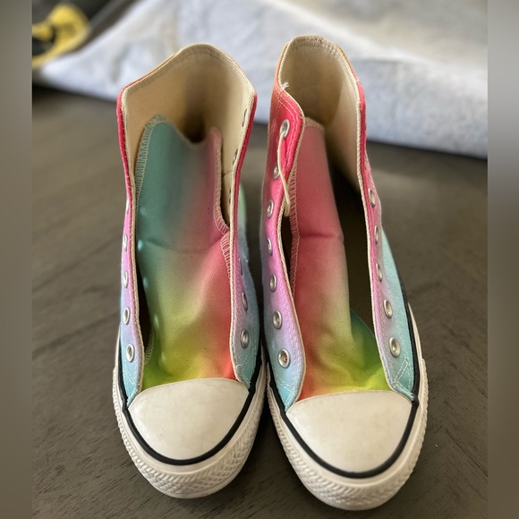 *SOLD* Women’s Converse - Picture 3 of 5